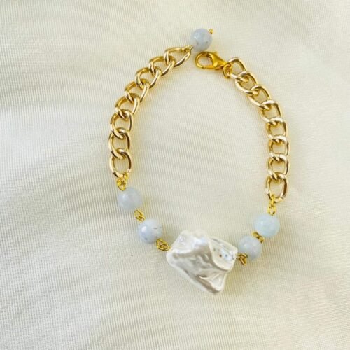 Elegant baroque pearl bracelet with gold chain and light blue beads. Perfect for stylish accessories.