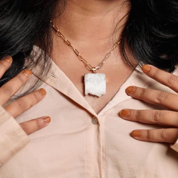 Druzy pendant necklace with white sparkling stone for elegant jewelry.