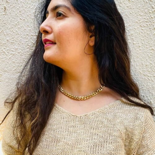 Elegant gold chain necklace for women.