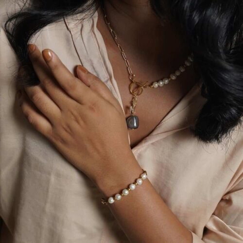Elegant pearl bracelet with gold accents for women.
